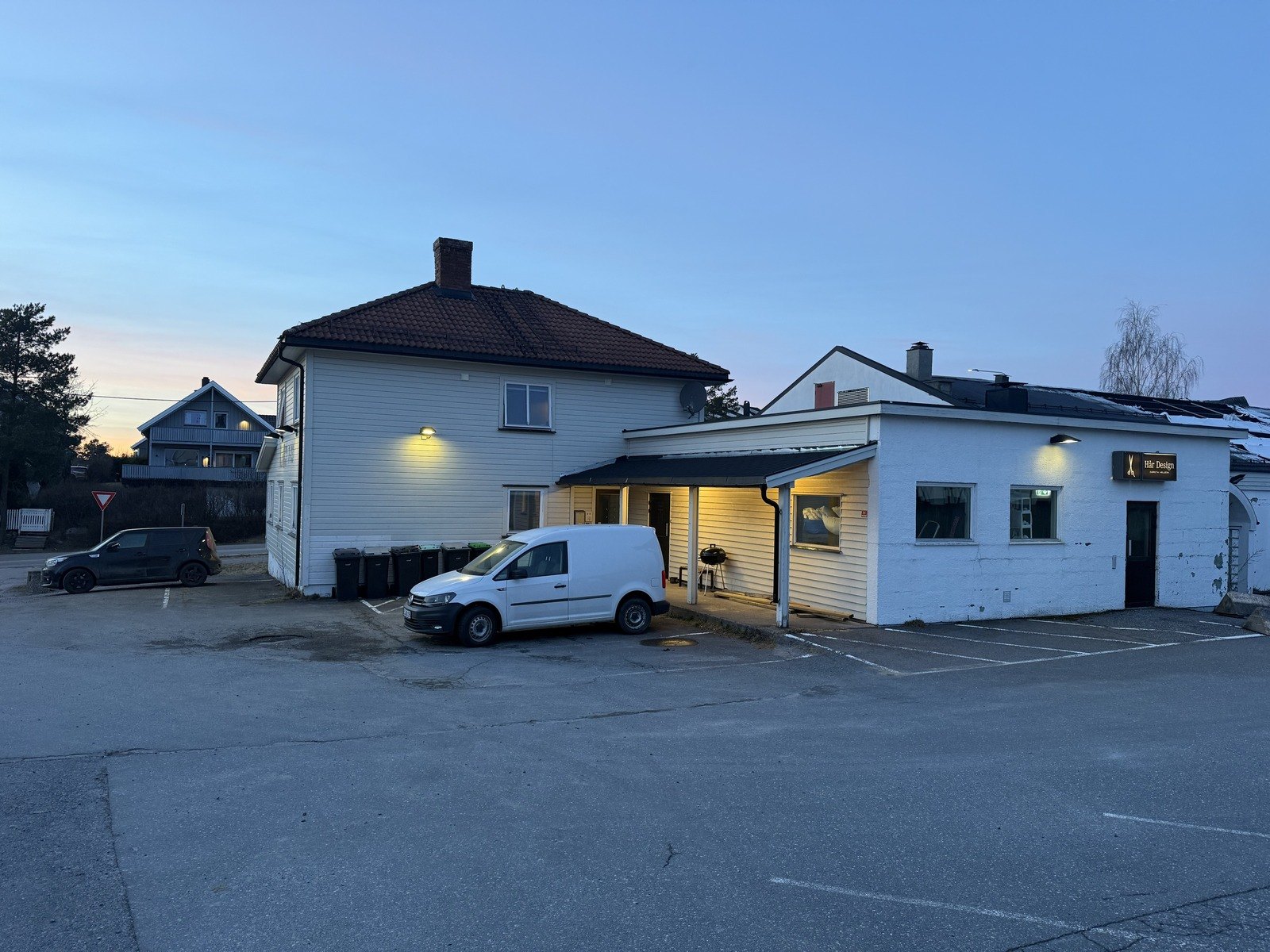 I dag: Fra parkeringsplassen mot nord: asfalten blir tun, med biblioteket og hus A i bakgrunnen.